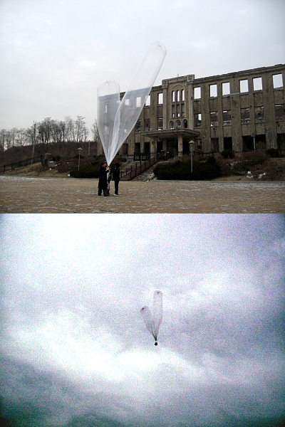 ▲ 철원군 옛 북한노동당 당사 앞에서 로버트 박 풍선을 날릴 준비를 하고 있다(위) 북녘을 향해 하늘을 가르는 로버트 박 풍선(아래)&nbsp;ⓒ 뉴데일리