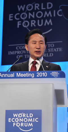 ▲ 이명박 대통령은 28일(현지시간) 스위스 다보스에서 열린 제40회 세계경제포럼(WEF, 다보스포럼)'에서 단독 특별연설을 하고 있다. ⓒ&nbsp;연합뉴스