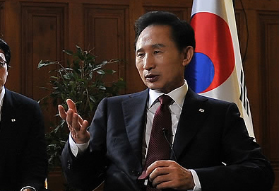 ▲ 이명박 대통령이 29일 세계경제포럼(WEF)이 열리고 있는 스위스 다보스 시내 한 호텔에서 BBC World 닉 고잉 TV메인앵커와 인터뷰 하고 있다. ⓒ&nbsp;연합뉴스