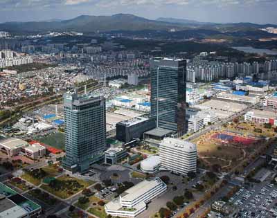 ▲ 삼성전자가 지난해 사상 최대 매출과 영업이익을 올리며 세계 최대 IT업체로 우뚝 섰다. 사진은 경기도 성남의 삼성 그룹 빌딩 ⓒ삼성전자 