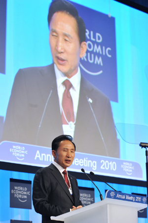 ▲ 스위스 다보스에서 개최된 제40차 세계경제포럼(WEF, 다보스포럼)에 참석한 이명박 대통령이 28일(현지시각) 단독특별연설을 하고 있다. ⓒ 뉴데일리