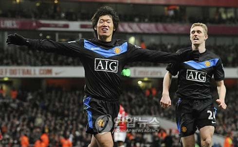 ▲ 박지성이 런던 에미레이츠 스타디움서 열린 아스날과의 경기에서 9개월만에 시즌 첫골을 터트린 뒤 두 팔을 벌려 기뻐하고 있다.&nbsp;ⓒ 연합뉴스