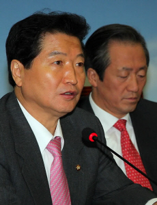 ▲ 한나라당 안상수 원내대표는 1일 오전 국회에서 열린 최고위원회의에서 자신을 포함한 친이계 의원들이 박정희 전 대통령을 폄훼했다는 내용의 언론보도를 반박하고 있다 ⓒ 연합뉴스