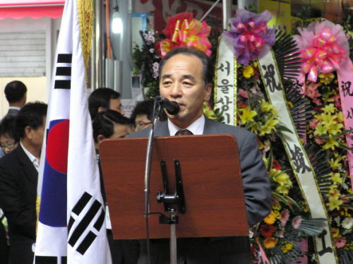 ▲ 김충환 한나라당 의원이 작년 7월9일 서울 강동갑 국정보고대회 참석해 축사를 하고 있다.