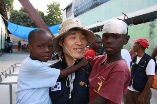 ▲ 자원봉사자로 참가한 서경원씨가 임시치료소를 찾아 아이들을 돌보고 있다. ⓒ 사랑밭 제공