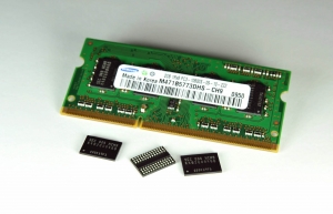 ▲ 메모리 마케팅 담당자들이 이번에 개발한 30나노급 D램 웨이퍼를 들고 있는 모습. &nbsp;ⓒ 뉴데일리