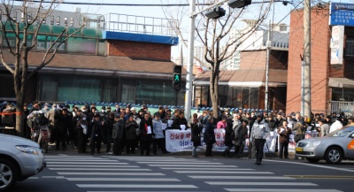 ▲ 어버이연합 등 200여명의 단체회원들이 운집한 한겨레신문사 앞 ⓒ 뉴데일리