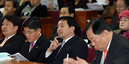 ▲ 한나라당 원희룡 의원이 2일 오후 국회 헌정기념관에서 열린 '교육기본권으로서의 무상급식 실현을 위한 정책토론회'에서 토론 참석자의 발언을 듣고 있다.ⓒ 연합뉴스