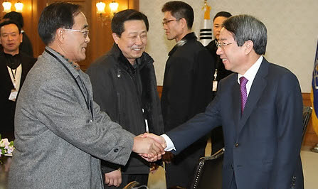 ▲ 정운찬 국무총리가 2일 서울 세종로 정부중앙청사 접견실에서 충남 연기군에서 상경한 연기군민들과 면담에 앞서 악수하고 있다. ⓒ 연합뉴스
