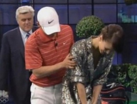 ▲ 제시카 알바에게 퍼팅 강습을 하고 있는 앤서니 김(가운데). 뒷편에 제이 레노의 모습도 보인다. ⓒ&nbsp;NBC 방송 캡처&nbsp;