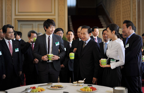 ▲ 녹색성장홍보대사에 위촉된 '월드스타' 비와 연기자 이다해가 3일 청와대에서 열린 제7차 녹색성장보고대회에 참석, 이명박 대통령과 환담하고 있다. ⓒ 뉴데일리 <=청와대 제공>&nbsp;