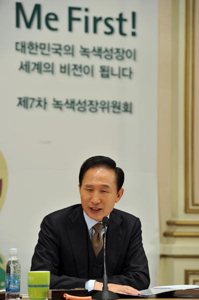 ▲ 이명박 대통령이 3일 오후 청와대 영빈관에서 열린 제7차 녹색성장위원회 보고대회에서 인사말을 하고 있다. ⓒ 뉴데일리 <=청와대 제공>