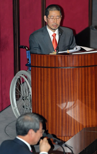 ▲ 21일째 세종시 수정안 반대 단식투쟁을 벌이고 있는 민주당 양승조 의원이 4일 오전 국회 본회의 대정부 질문에서 휠체어에 앉은 채 정운찬 국무총리에게 세종시 관련한 질문을 하고 있다 ⓒ연합뉴스