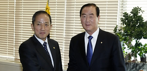 ▲ 김태영 국방장관(왼쪽)이 4일 서울 성수동에 있는 재향군인회를 방문, 박세환 향군회장(오른쪽)과 악수하고 있다 ⓒ연합뉴스