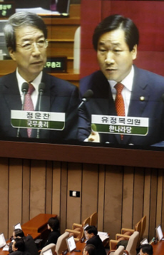 ▲ 국회 대정부질문 첫날인 4일 정치분야 질의에서 정운찬 국무총리와 한나라당 유정복 의원이 설전을 벌이는 장면이 대형스크린에 비춰지고 있다 ⓒ&nbsp;연합뉴스