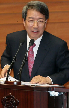 ▲ 정운찬 국무총리는 4일 국회 본회의장에서 열린 대정부질문 자리에서 여야 공세를 받고 적극 반박했다 ⓒ&nbsp;연합뉴스