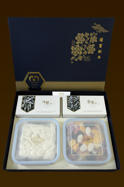 ▲ 이명박 대통령의 금년 설 선물로 충남 아산에서 생산한 쌀로 만든 떡국용 떡과 국물용 멸치세트를 준비했다고 청와대가 4일 밝혔다. ⓒ 뉴데일리 <=청와대 제공>