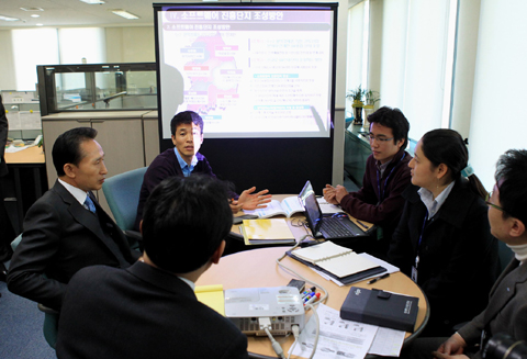 ▲ 이명박 대통령이 4일 서울 가락동 정보통신산업진흥원에서 열린 제45차 비상경제대책회의를 주재한 뒤 소프트웨어 관련 중소기업 업체 대표들과 간담회를 갖고 있다. ⓒ 뉴데일리 <=청와대 제공>
