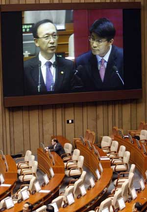 ▲ 5일 오후 국회 본회의 외교.안보분야 대정부질문에서 한나라당 윤상현 의원(오른쪽)이 현인택 통일부장관(왼쪽)에게 남북정상회담에 관해 질문하고 있다 ⓒ 연합뉴스