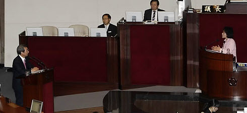 ▲ 5일 오후 국회 본회의 외교.안보분야 대정부질문에서 자유선진당 박선영 의원이 정운찬 총리에게 질문하고 있다ⓒ 연합뉴스