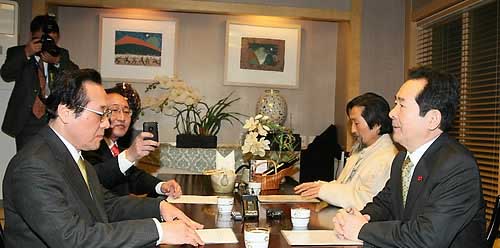 ▲ 정세균 민주당, 강기갑 민노당, 송영오 창조한국당, 노회찬 진보신당 대표가 8일 오전 서울 렉싱턴 호텔에서 열린 야4당 대표 모임에서 악수한 뒤 자리에 앉고 있다 ⓒ 연합뉴스