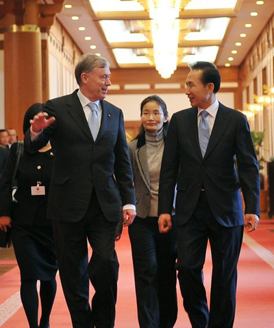 ▲ 이명박 대통령과 호르스트 쾰러 독일 대통령이 8일 오전 청와대에서 정상회담을 갖기 위해 회담장으로 가며 이야기를 나누고 있다. ⓒ 연합뉴스