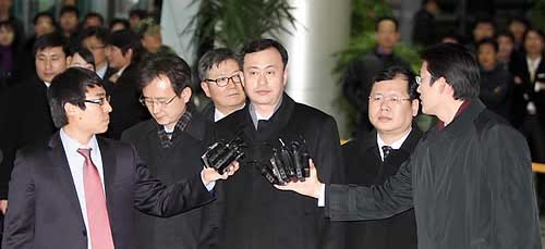 ▲ 금강산.개성관광 실무회담을 위한 남측 대표단이 8일 오전 경기도 파주 도라산 남북출입사무소를 통해 개성으로 향하고 있다 ⓒ 연합뉴스