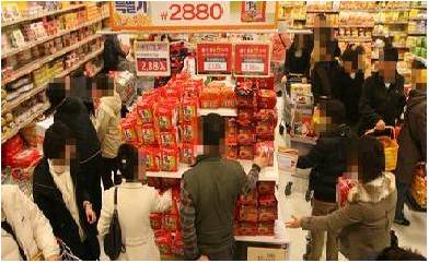 ▲ 서울의 한 마트에서 소비자들이 라면을 사고 있다. ⓒ연합뉴스