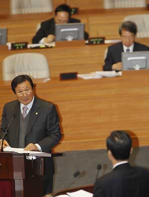 ▲ 윤증현 기획재정부장관이 8일 오전 국회 본회의 경제분야 대정부질문에 출석, 의원질의에 답변하고 있다 ⓒ 연합뉴스