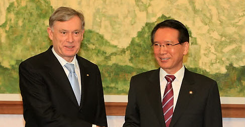 ▲ 호르스트 쾰러 독일 대통령이 8일 오후 국회 의장접견실에서 김형오 의장과 악수하고 있다 ⓒ 국회사진기자단