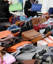 ▲ 경찰이 압수한 '짝퉁명품' 가방들. ⓒ 연합뉴스 