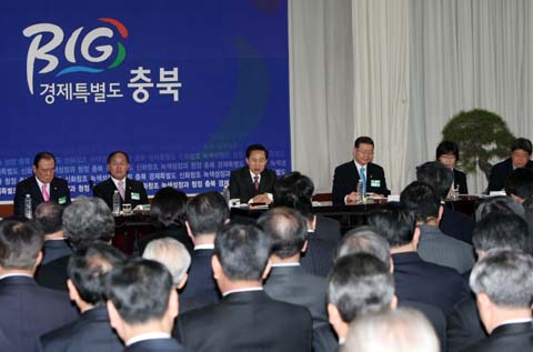 ▲ 이명박 대통령이 9일 충북 청주시 충북도청에서 열린 금년도 업무보고에 참석하고 있다. ⓒ 뉴데일리 <=청와대 제공>