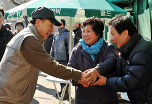 ▲ 이 대통령을 반기는 시민들. ⓒ&nbsp;자료사진