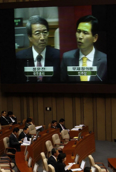 ▲ 민주당 우제창 의원이 9일 오후 국회 본회의장에서 재개된 경제분야 대정부질문에서 대학 시절 스승인 정운찬 국무총리를 상대로 질문하고 있다.ⓒ 연합뉴스