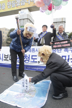 ▲ 활빈단과 라이트코리아 등 보수단체 관계자들이 세종시 원안 고수는 국익훼손이라며 '국익훼손'이라고 적힌 대못을 지도에 박는 퍼포먼스를 벌이고 있다 ⓒ 뉴데일리