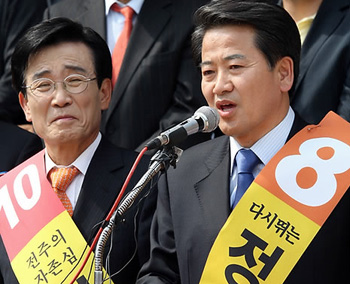 ▲ 10일 민주당에 복당한 신건(왼쪽),정동영(오른쪽)의원 ⓒ 연합뉴스 