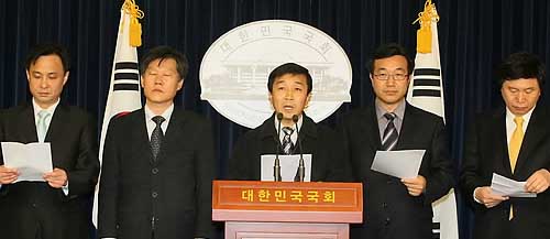 ▲ 10일 오전 국회 정론관에서 민주노동당 이의엽 정책위부의장(가운데) 등 야 5당 관계자들이 지방선거 공동대응 추진을 합의했다고 밝히고 있다 ⓒ연합뉴스