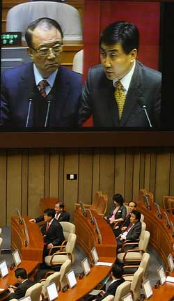 ▲ 민주당 이종걸의원이 10일 오전 국회 본회의에서 최시중 방송통신위원장을 