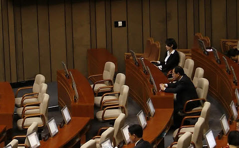 ▲ 10일 대정부질문 마지막 날인 사회.교육.문화분야 질의가 열린 본회의장에 결석한 의원들이 많아&nbsp;썰렁해 보인다.&nbsp;ⓒ 연합뉴스