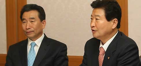 ▲ 한나라당 안상수 원내대표(오른쪽)와 민주당 이강래 원내대표가 10일 오후 국회에서 양당 원내대표 회담을 하고 있다 ⓒ연합뉴스