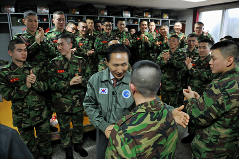 ▲ 이명박 대통령이 설을 앞두고 10일 강화도에 위치한 해병 2사단을 찾아 장병들을 격려하고 있다. ⓒ 뉴데일리 <=청와대 제공>