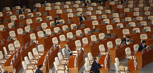 ▲ 10일 국회 본회의 대정부질문 마지막 날, 세종시 공방이 오가는 중 일부 의원들만이 의석을 지키고 있다 ⓒ연합뉴스