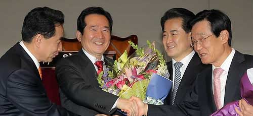 ▲ 민주당 정세균 대표와 이강래 원내대표가 11일 오전 국회에서 열린 정책의원총회에서 복당한 정동영 의원(왼쪽 세번째)과 신건 의원(왼쪽 네번째)에게 꽃다발을 전달하고 있다 ⓒ 연합뉴스