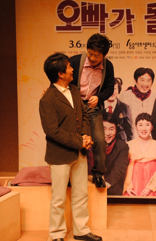 ▲ 이문식(우)이 뒤에서 껴앉으려고 하자 당황한 모습을 감추지 못하는 이한위(좌). ⓒ 뉴데일리