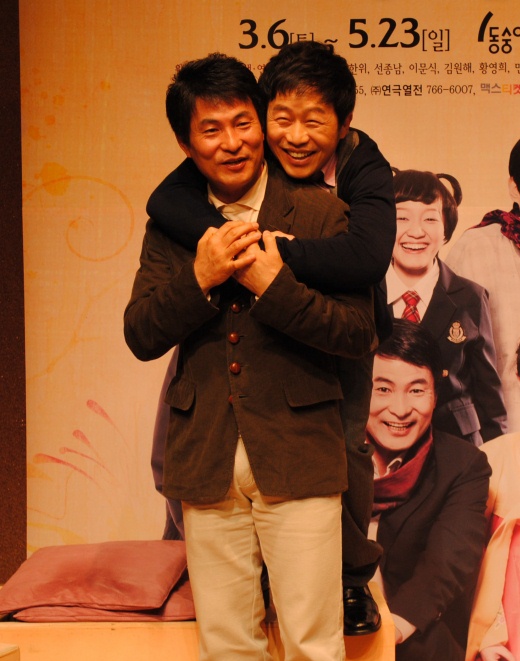 ▲ 이한위에게 '백허그'를 하고 있는 이문식. ⓒ 뉴데일리