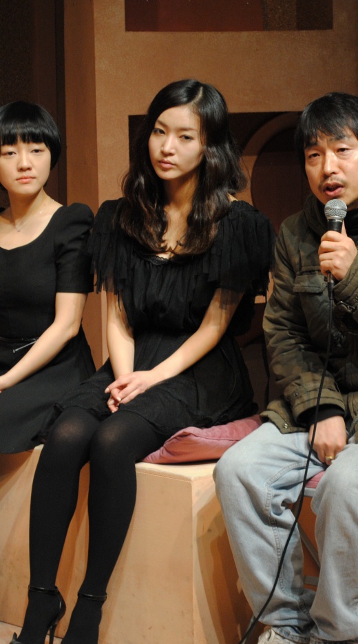 ▲ 기자회견 중인 배우&nbsp;류혜린,&nbsp;김다영과 연출가 고선웅.&nbsp;&nbsp;ⓒ 뉴데일리