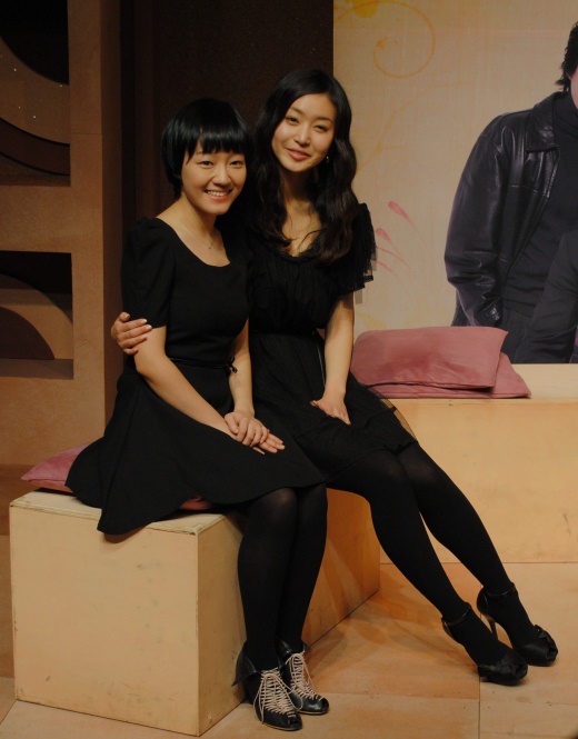 ▲ 배우 김다영(우)과 류혜린(좌)이 포토타임을 갖고 있다. ⓒ 뉴데일리