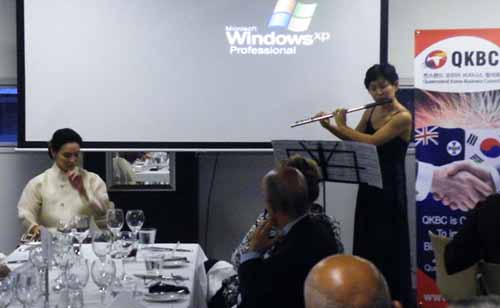 ▲ 이영신 목원대 음대 교수(왼쪽)의 가야금과 교포 음악인 김혜경씨의 플루트 합주 ⓒ 뉴데일리 