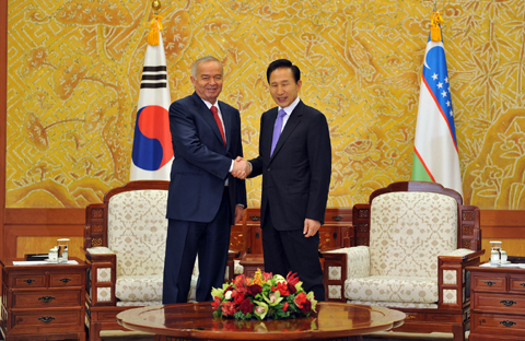 ▲ 이명박 대통령이 11일 청와대에서 열린 이슬람 카리모프 우즈베키스탄 공화국 대통령과의 정상회담에 앞서 기념촬영을 하고 있다. ⓒ 뉴데일리 <=청와대 제공>