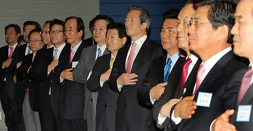 ▲ 한나라당 정몽준 대표와 안상수 원내대표가 11일 오후 서울 상암동 누리꿈스퀘어에서 열린 국회의원.당협위원장연석회의에서 국민의례를 하고 있다 ⓒ 연합뉴스